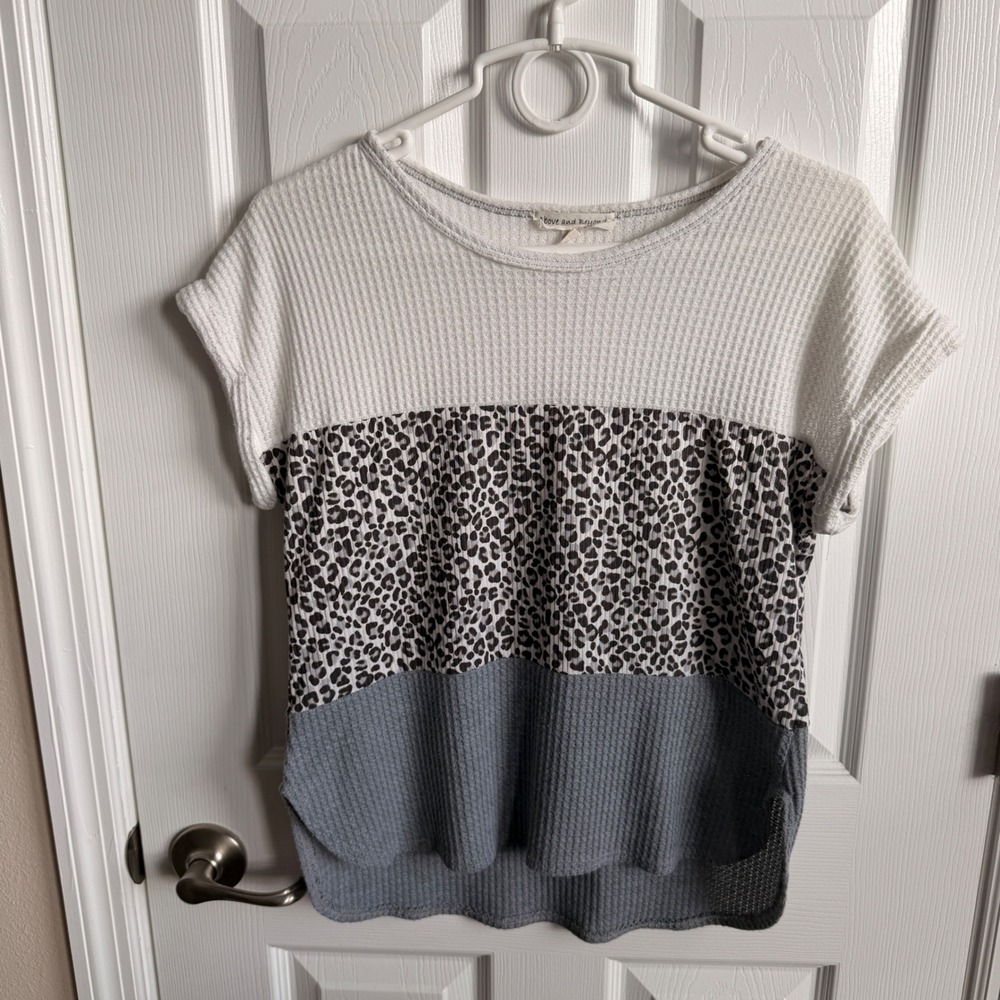 Above and Beyond Womens Waffle Knit Leopard Colorblock Top Grey White Medium